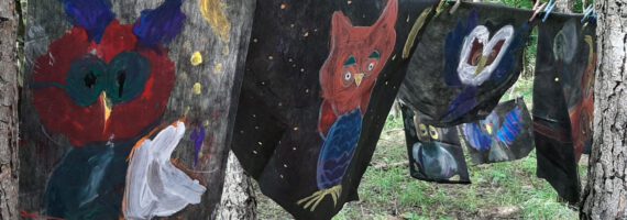 „ARTwycieczki: uczestnicy Sztukarni odwiedzili artystyczną wieś Brzózki