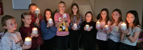 Kolorowe  świeczniki na zajęciach w Raciążu