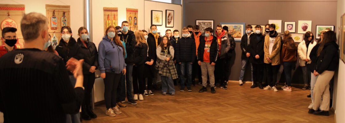 Uczniowie Nowodworka odwiedzili wystawę Wiktorii Timofiejewej