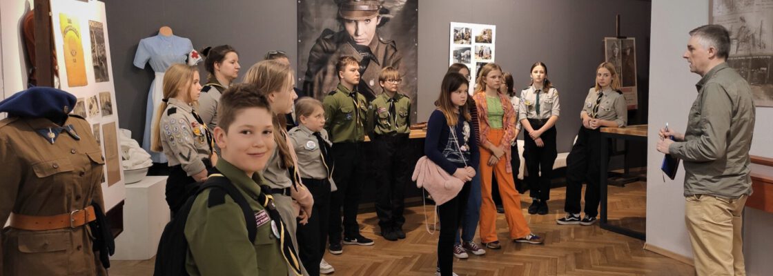 Harcerze i szkoły odwiedzają salę wystaw